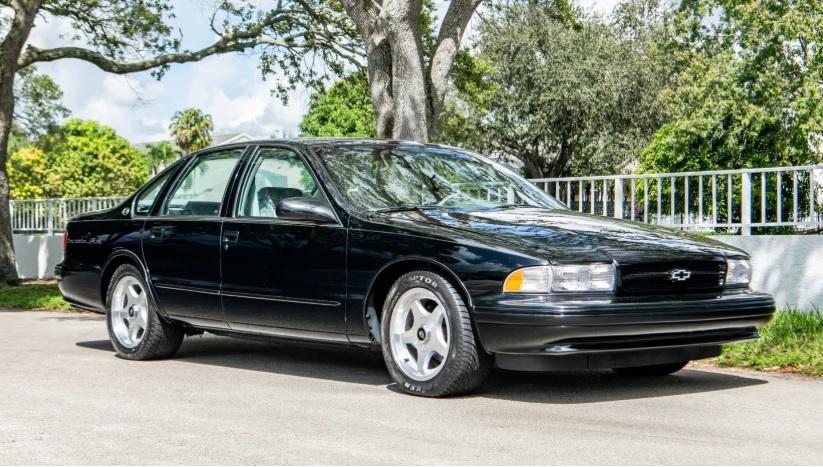 Намериха Chevrolet Impala от 1996 г. в идеално състояние и почти без пробегСнимки