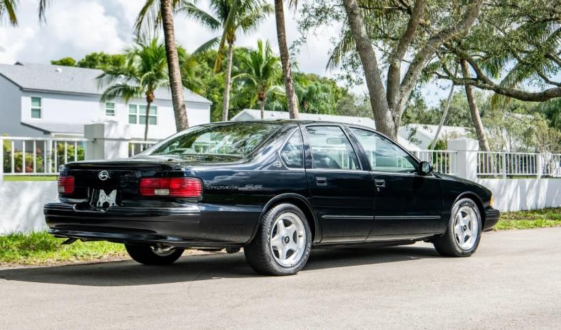 Намериха Chevrolet Impala от 1996 г. в идеално състояние и почти без пробегСнимки