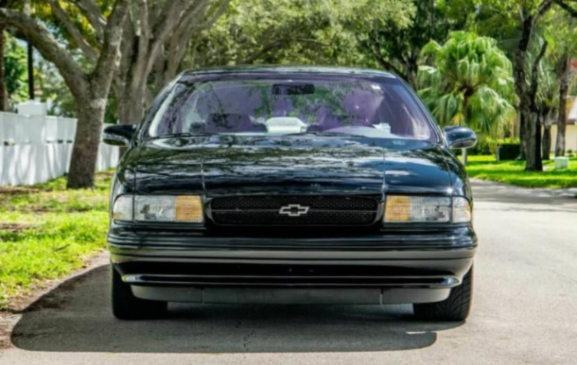 Намериха Chevrolet Impala от 1996 г. в идеално състояние и почти без пробегСнимки