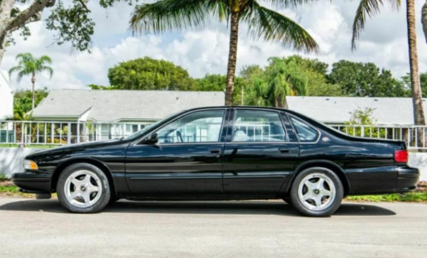 Намериха Chevrolet Impala от 1996 г. в идеално състояние и почти без пробегСнимки