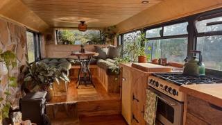 Този уникален двуетажен дом на колела има всичко необходимо, дори вана и джакузи Снимки