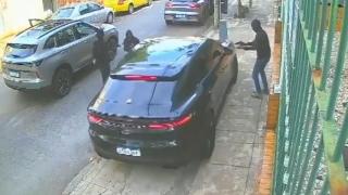 Въоръжени бандити не успяха да ограбят шофьор на Порше, ето какво се случи Видео