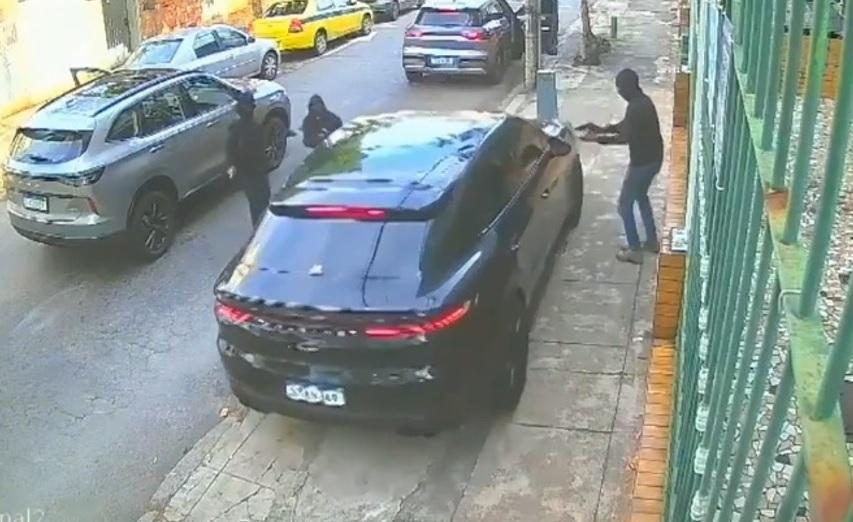 Въоръжени бандити не успяха да ограбят шофьор на Порше, ето какво се случи Видео