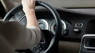 Шофьори, за нищо на света не шофирайте само с една ръка на волана!