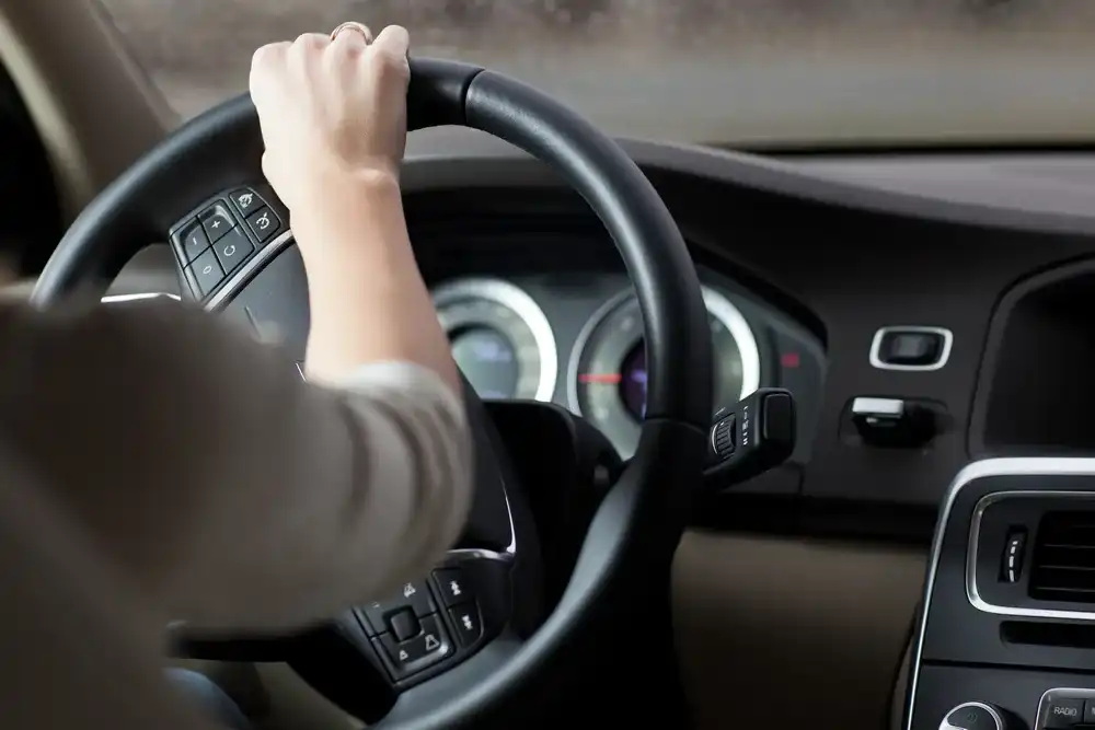 Шофьори, за нищо на света не шофирайте само с една ръка на волана!