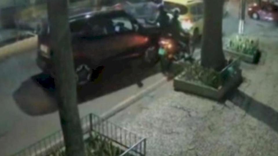 Престъпници се опитаха да ограбят шофьорка, но съжалиха жестоко Видео 18+