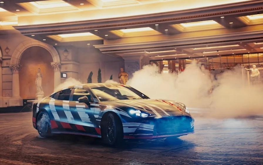 Пилот от F1 и Брад Пит показаха бъдещия Mercedes-AMG Видео
