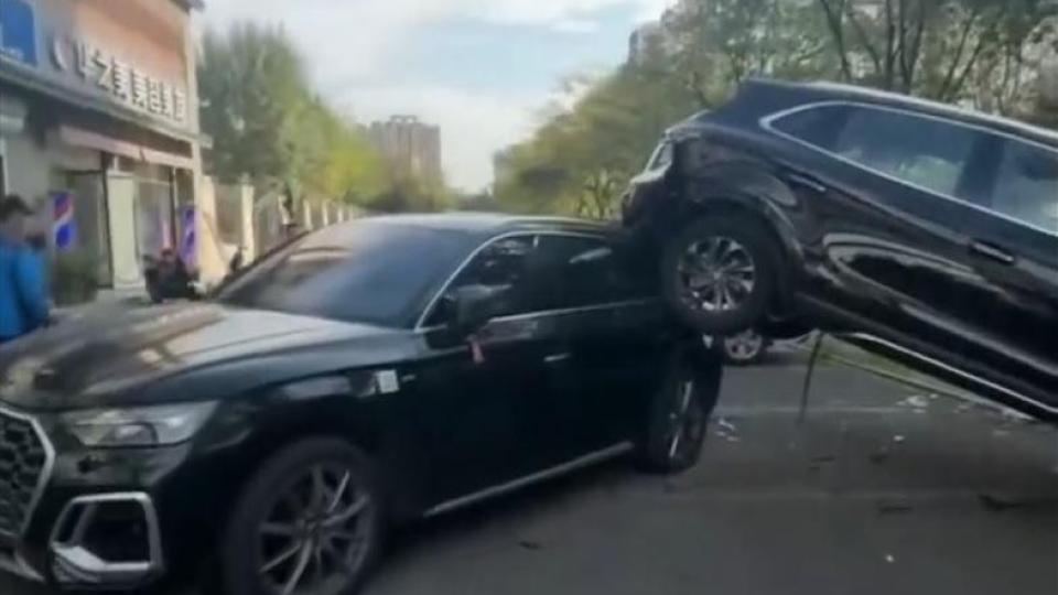 Подборка от зрелищни Видеа: Мъж "кацна" с всъдехода си върху друга кола