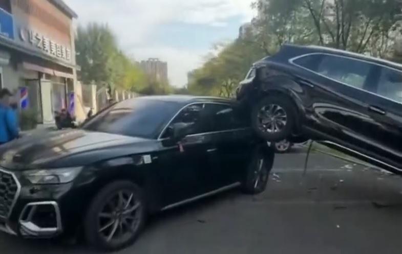 Подборка от зрелищни Видеа: Мъж "кацна" с всъдехода си върху друга кола