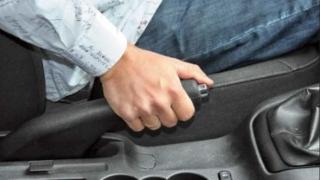 Вредно ли е използването на ръчната спирачка на колата за паркиране