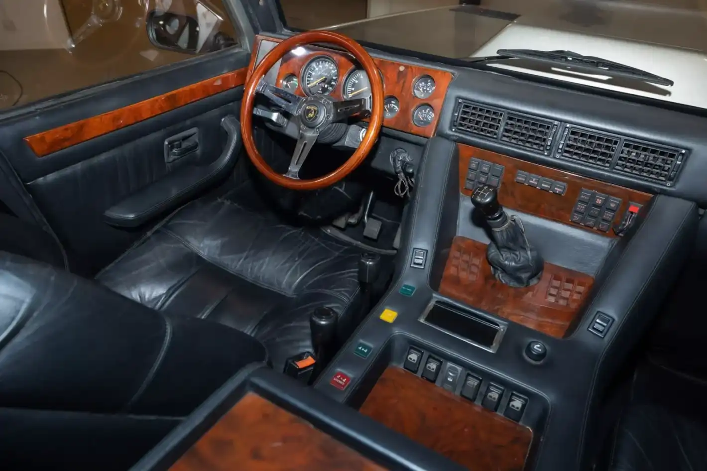 Продава се уникалния SUV Lamborghini на султана на Бруней