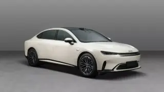 Първи снимки на новия седан Smart #6