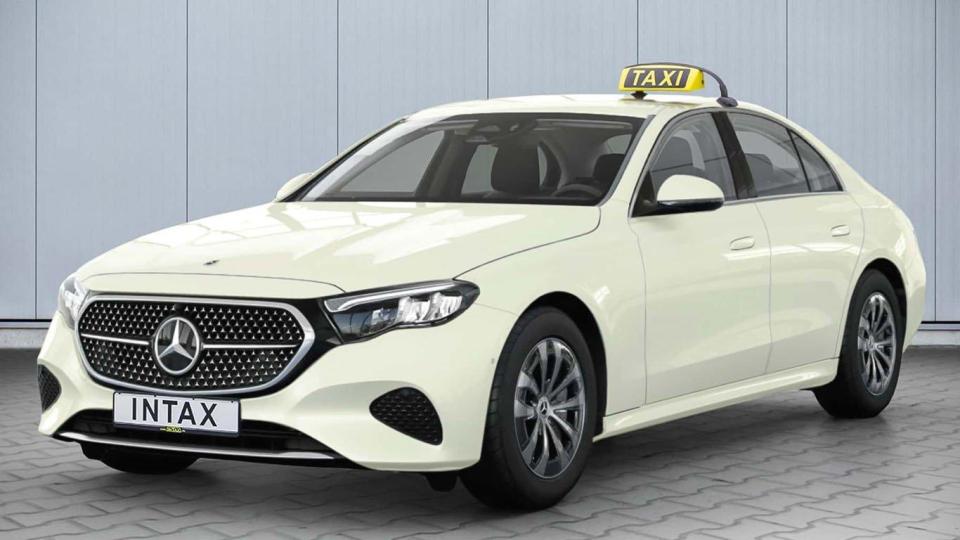 Mercedes пуска таксита S-класа без шофьор