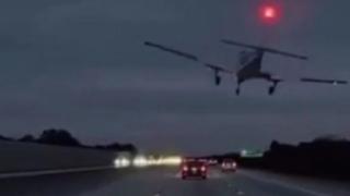 Подборка от зрелищни Видеа: Самолет се "приземи" на покрива на автомобил на пътя