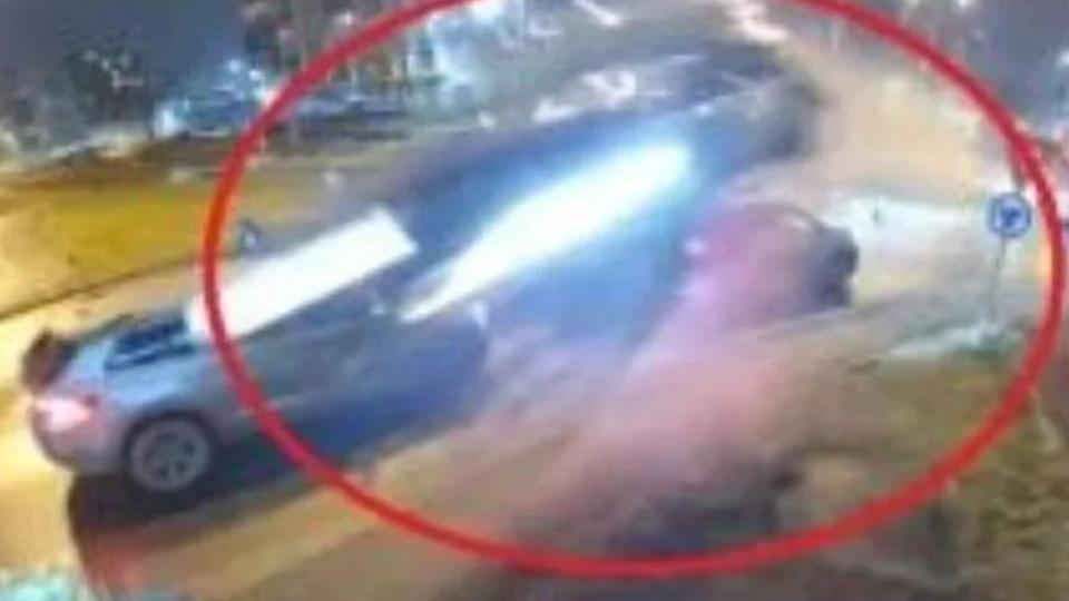 Зрелищен инцидент: Шофьор на Mercedes прелетя над два автомобила Видео