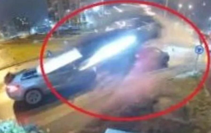 Зрелищен инцидент: Шофьор на Mercedes прелетя над два автомобила Видео