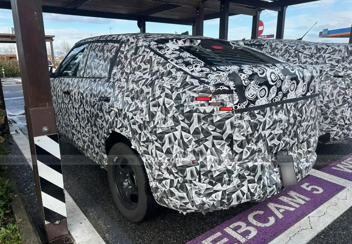 Новият бюджетен кросоувър на Fiat беше показан на снимки