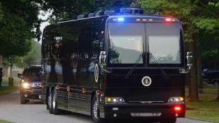 Вижте как изглежда и какво е оборудването на бронирания автобус за президента на САЩ Снимки