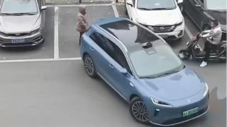 Подборка от зрелищни Видеа: Жена умишлено попречи на мъж да паркира, но след това...