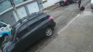 Шофьор на автомобил блъсна един от бандитите по време на опит за грабеж Видео 18+