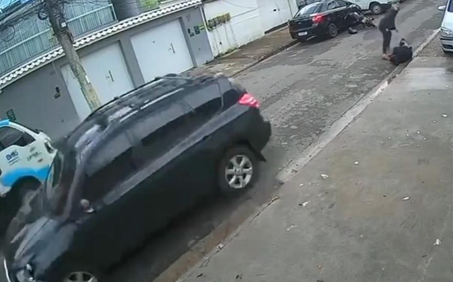 Шофьор на автомобил блъсна един от бандитите по време на опит за грабеж Видео 18+