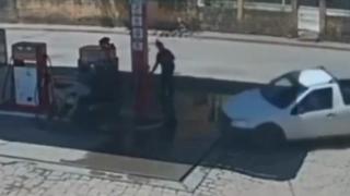 Видео 18+ запечата как престъпници са блъснати от собственика на ограбен магазин