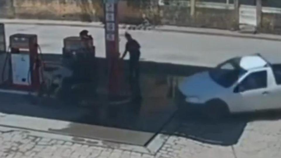 Видео 18+ запечата как престъпници са блъснати от собственика на ограбен магазин
