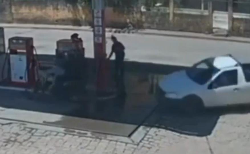 Видео 18+ запечата как престъпници са блъснати от собственика на ограбен магазин