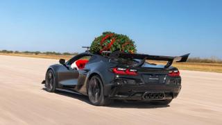 Автомобил ускори до 315 км/ч с коледна елха на покрива си Видео