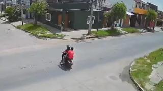 Подборка от зрелищни Видеа: Престъпници решиха да ограбят жена, но след това съжалиха жестоко