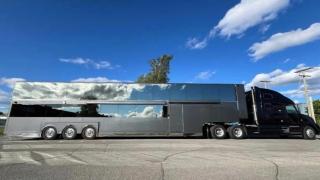 Показаха най-скъпия кемпер в света, разполага с бар, гардероб и две домашни кина Снимки