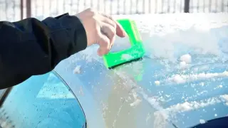 Никога не размразявайте предното стъкло на кола по този начин: Може да се напука