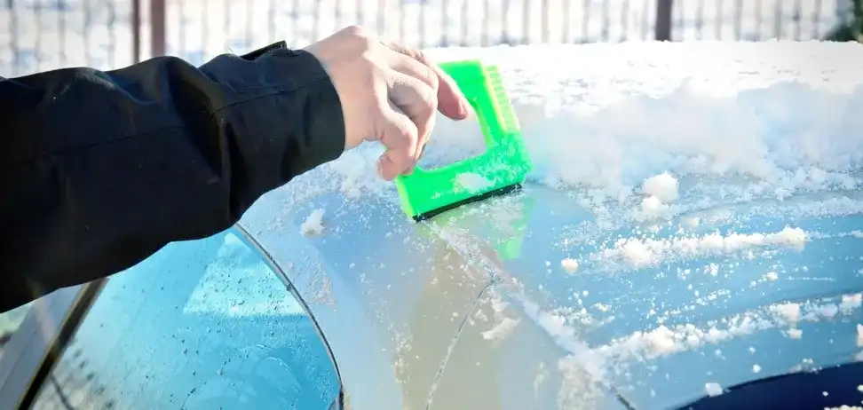 Никога не размразявайте предното стъкло на кола по този начин: Може да се напука