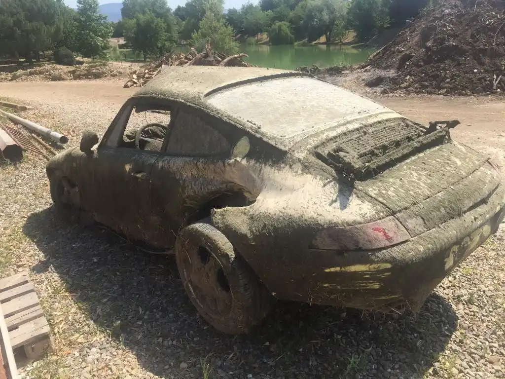 Porsche 911 прекара четири години на дъното на река - как изглежда сега? Снимки