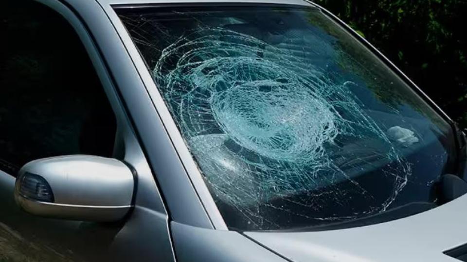 Каква е причината предното стъкло на автомобилите да не се разбива на парчета