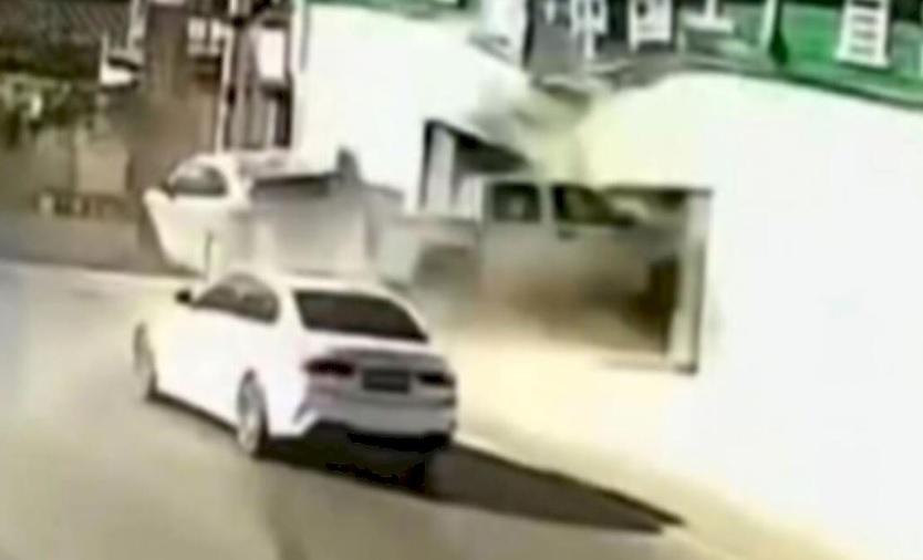 Подборка от зрелищни Видеа: Водач направи рискована маневра и "влезе" в крайпътен магазин