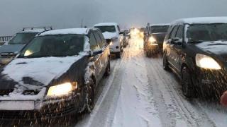 Снегът блокира пътищата в България