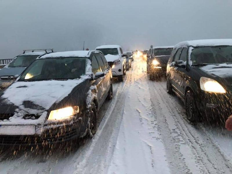 Снегът блокира пътищата в България