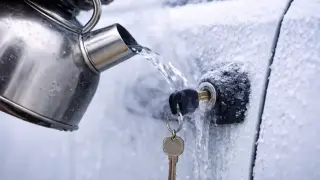 Алкохол, дъх и грес: какво да правите, ако ключалките на колата ви са замръзнали