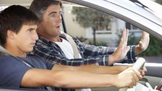 Маслото потъмнява, механиката пести гориво: Развенчаваме най-популярните авто митове