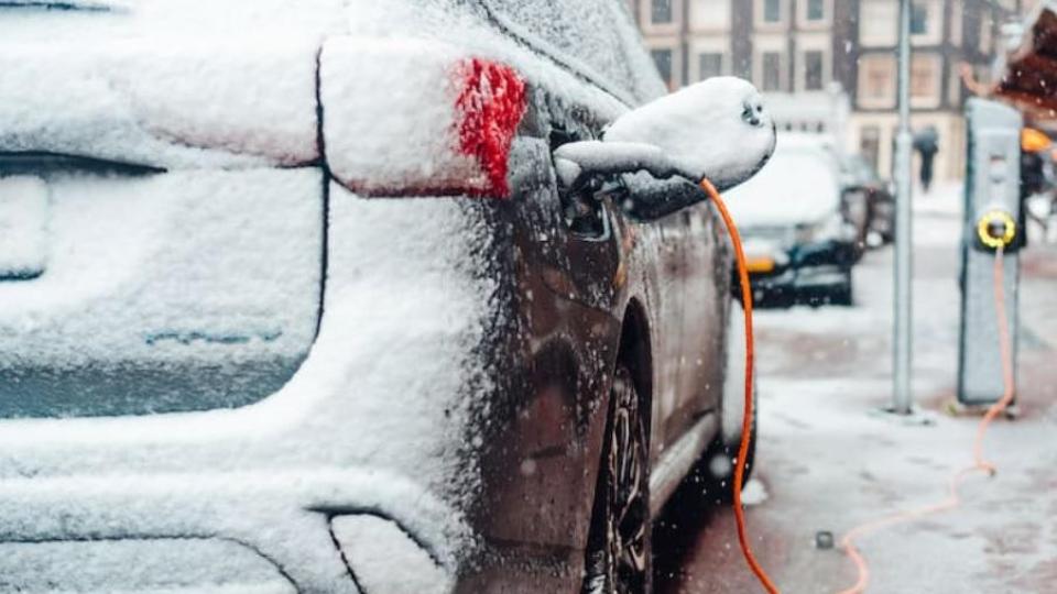 Съвети, които помагат за по-ефективно шофиране на електромобил през зимата