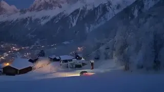 Автомобил наплаши туристи по ски писта в Алпите