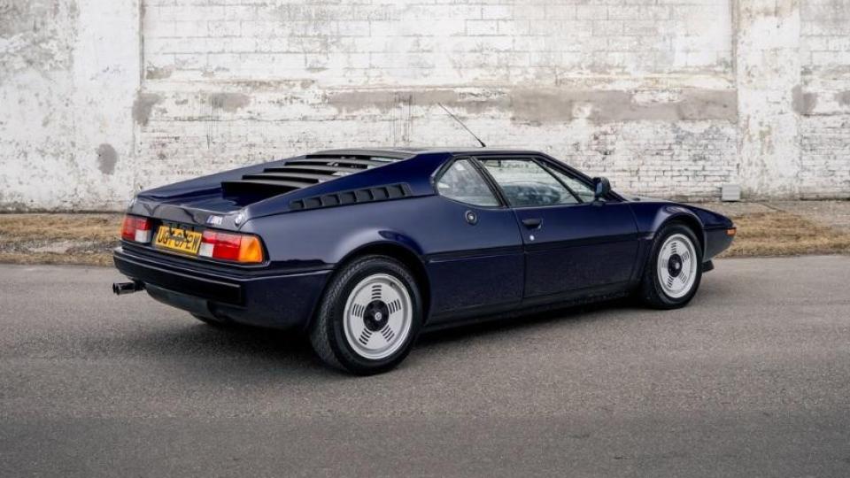 Продава се редкият спортен автомобил на Роджър Уотърс Снимки