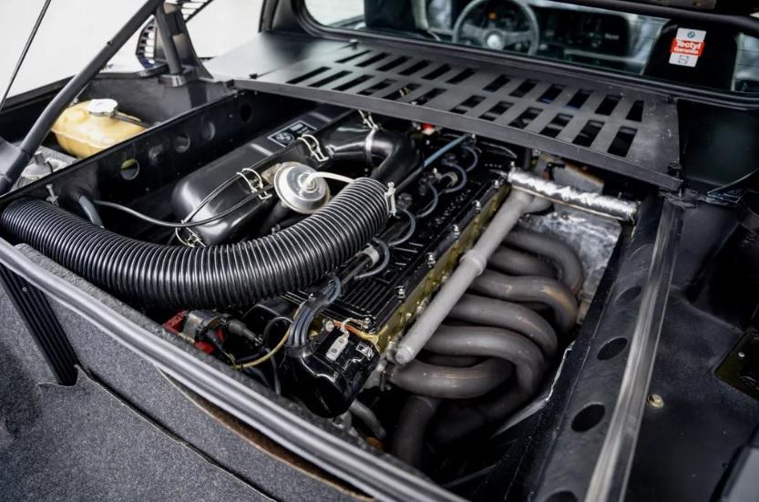 Продава се редкият спортен автомобил на Роджър Уотърс Снимки