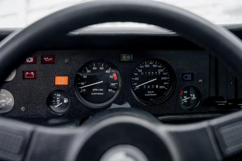 Продава се редкият спортен автомобил на Роджър Уотърс Снимки