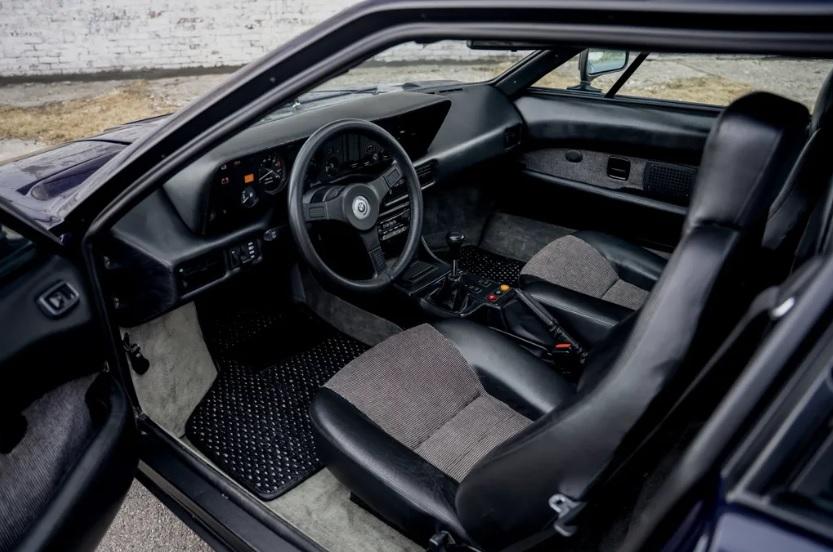 Продава се редкият спортен автомобил на Роджър Уотърс Снимки