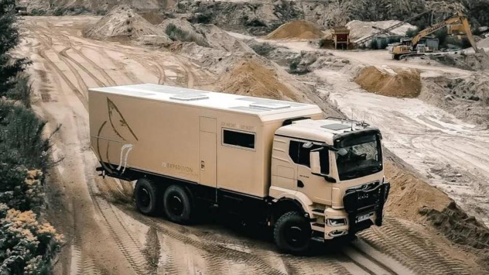 Този луксозен кемпер се отличава със страхотни офроуд възможности Снимки