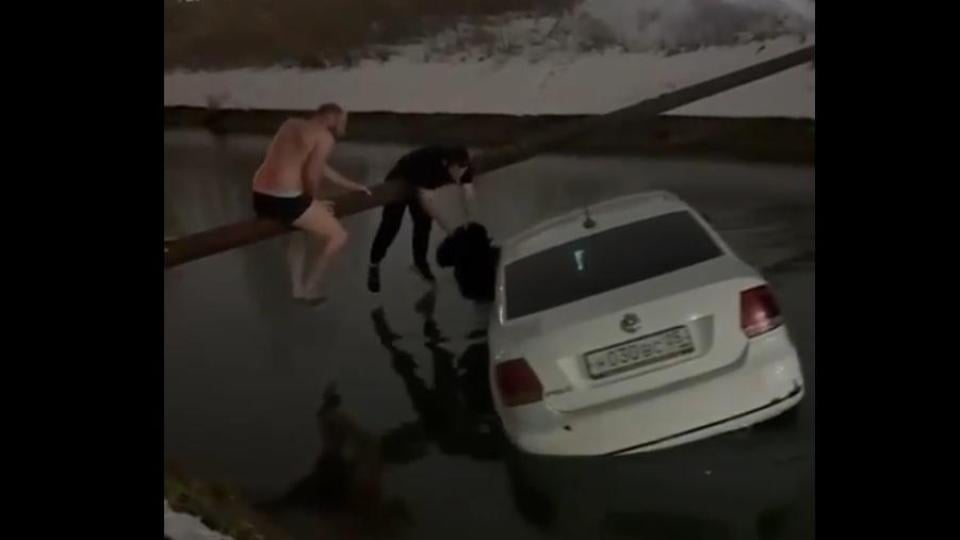 Подборка от зрелищни кадри: Очевидци спасиха майка и дете при драматичен инцидент с кола