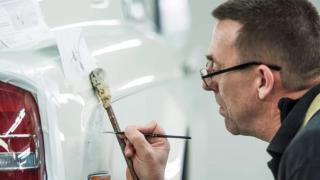 Тази работа в Rolls-Royce изисква прецизност и се извършва само от един служител Снимки