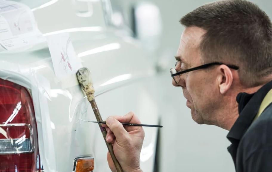 Тази работа в Rolls-Royce изисква прецизност и се извършва само от един служител Снимки